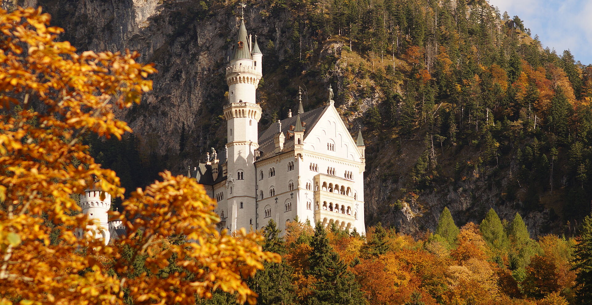 Außenansicht vom Schloss Neuschwanstein im Herbst