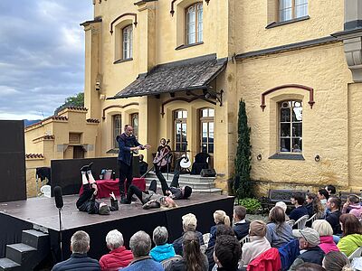 Theateraufführung im Schlosshof vom Schloss Hohenschwangau. 