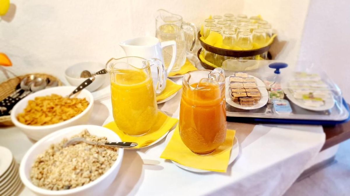 Ansicht vom Frühstücksbuffet mit Müsli/ Cornflakes, Milch, Orangensaft und Brotaufstriche