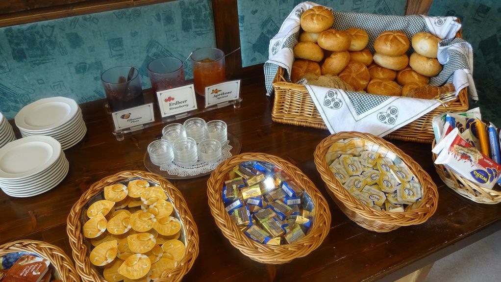 Frühstücksbuffet mit Brot, Croissants, Brötchen und verschiedene kleine Brotaufstriche