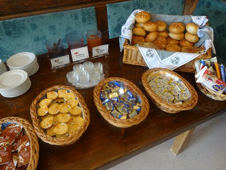 Frühstücksbuffet mit Brötchen und verschiedene kleine Brotaufstriche
