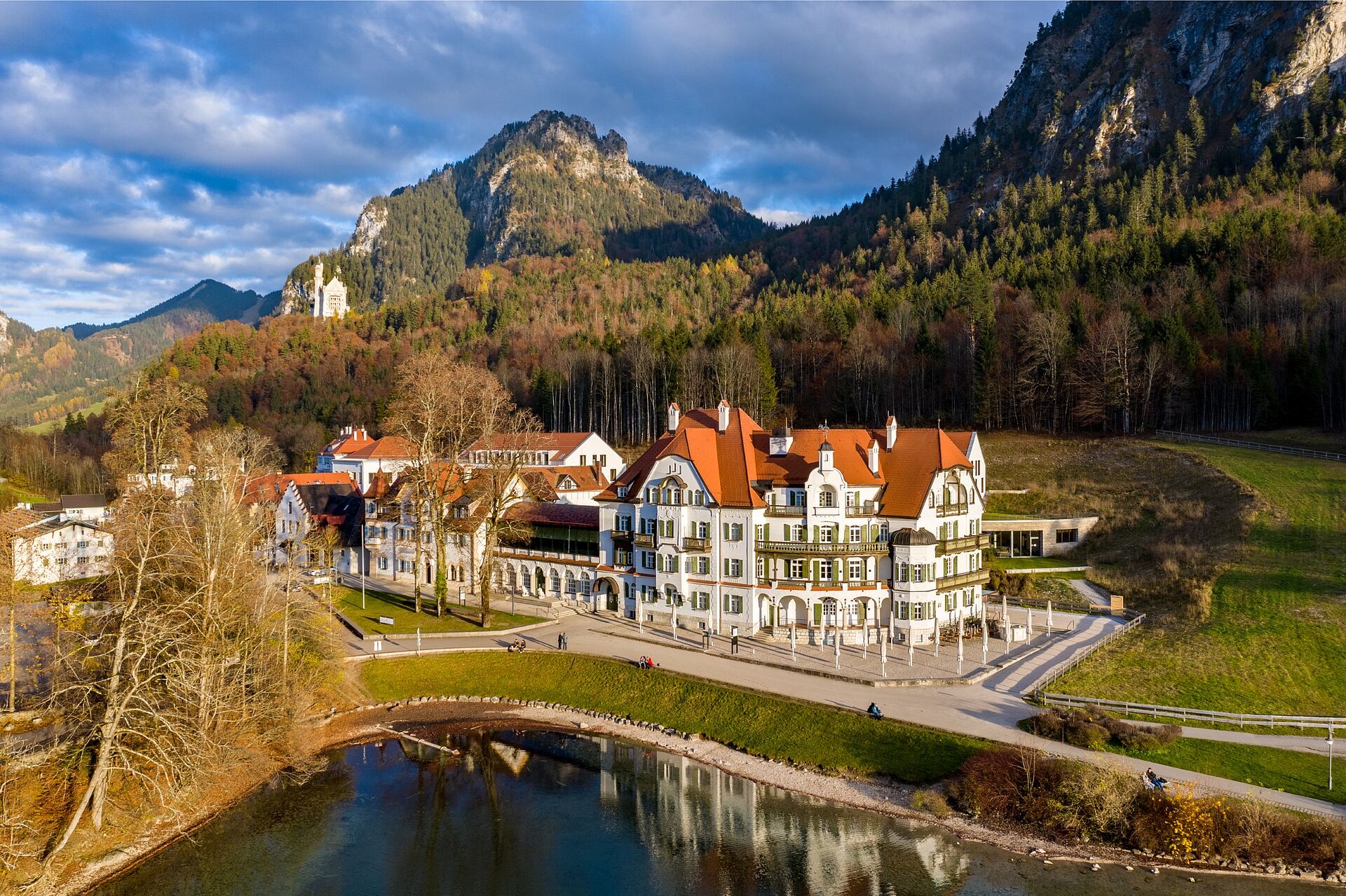 Luftaufnahme vom Alpsee, Museum der bayerischen und Schloss Neuschwanstein in der Abendsonne