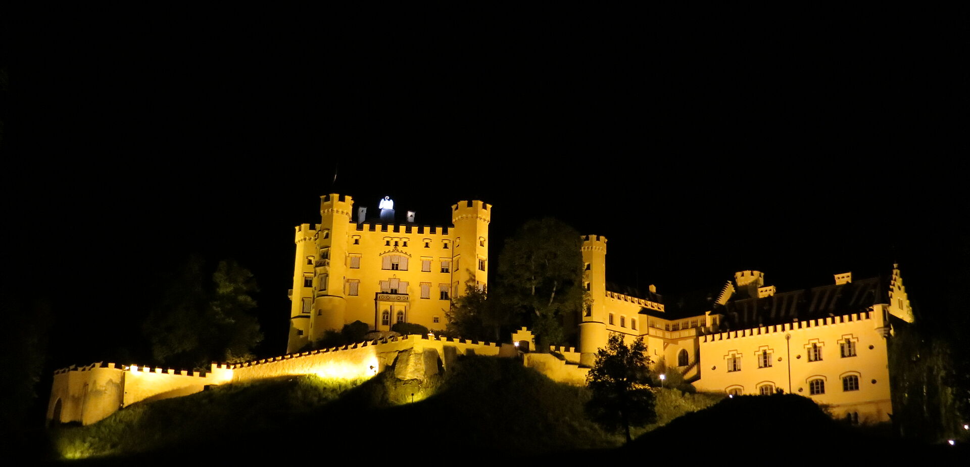Night-time photograph of the illuminated castle 