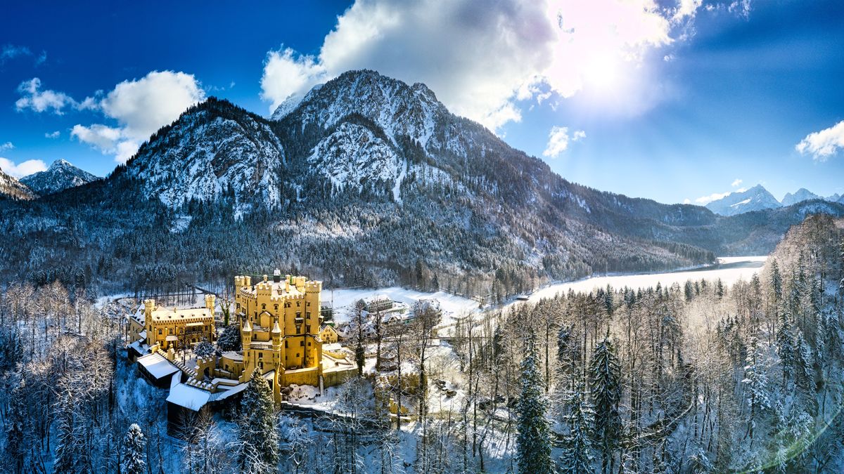Schloss Hohenschwangau mit Säuling und Alpsee