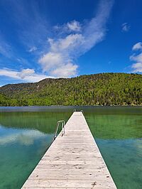 Badesee mit Steg am Alpssee   