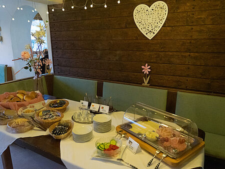 Frühstücksbuffet mit Brötchen und verschiedene kleine Brotaufstriche