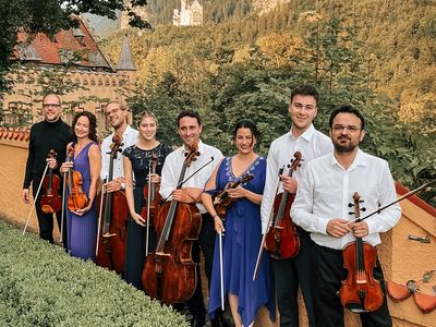Gruppe von Musiker im Schlossgarten vom Schloss Hohenschwangau